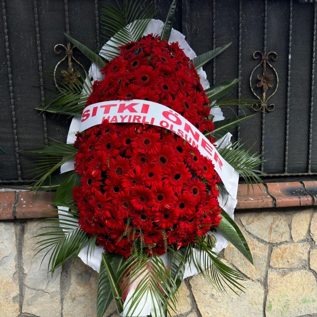 150 Adet Kırmızı Gerbera ve İthal Yeşilliklerle Hazırlanmış Açılış Düğün Çelengi